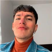 Psicólogo da clases sobre aprendizaje, psicopatología y psicología clínica